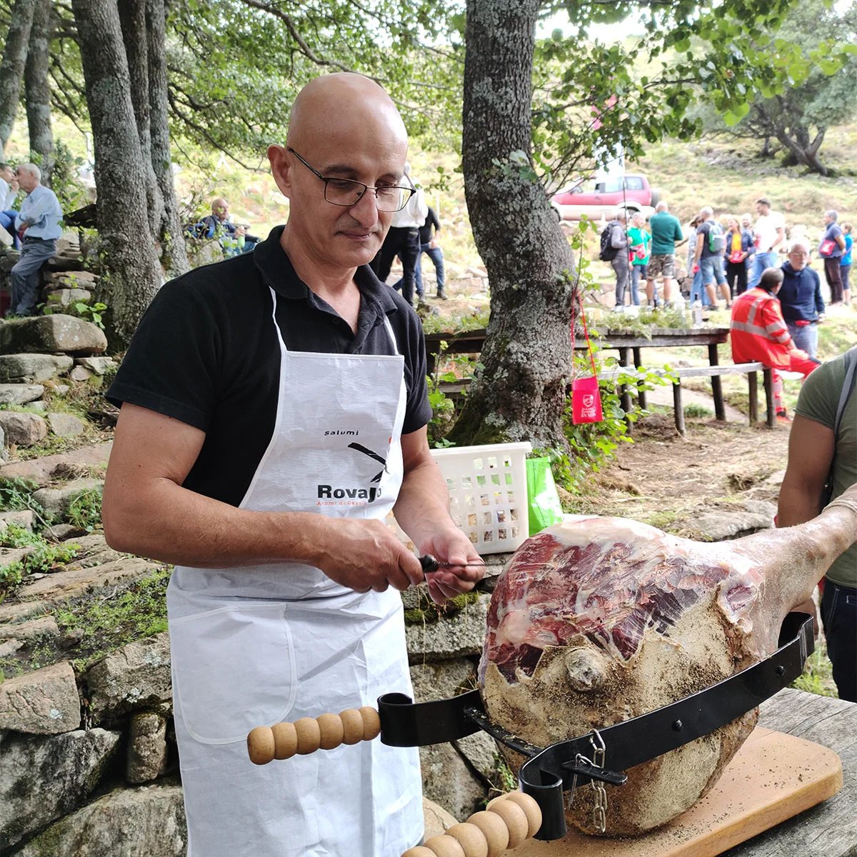 Rovajo affetta un prosciutto di Desulo