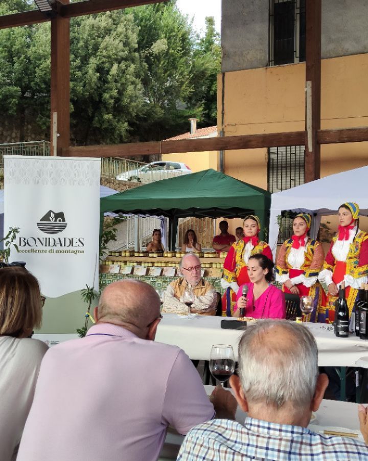 Fatima Todde guida la degustazione dei formaggi