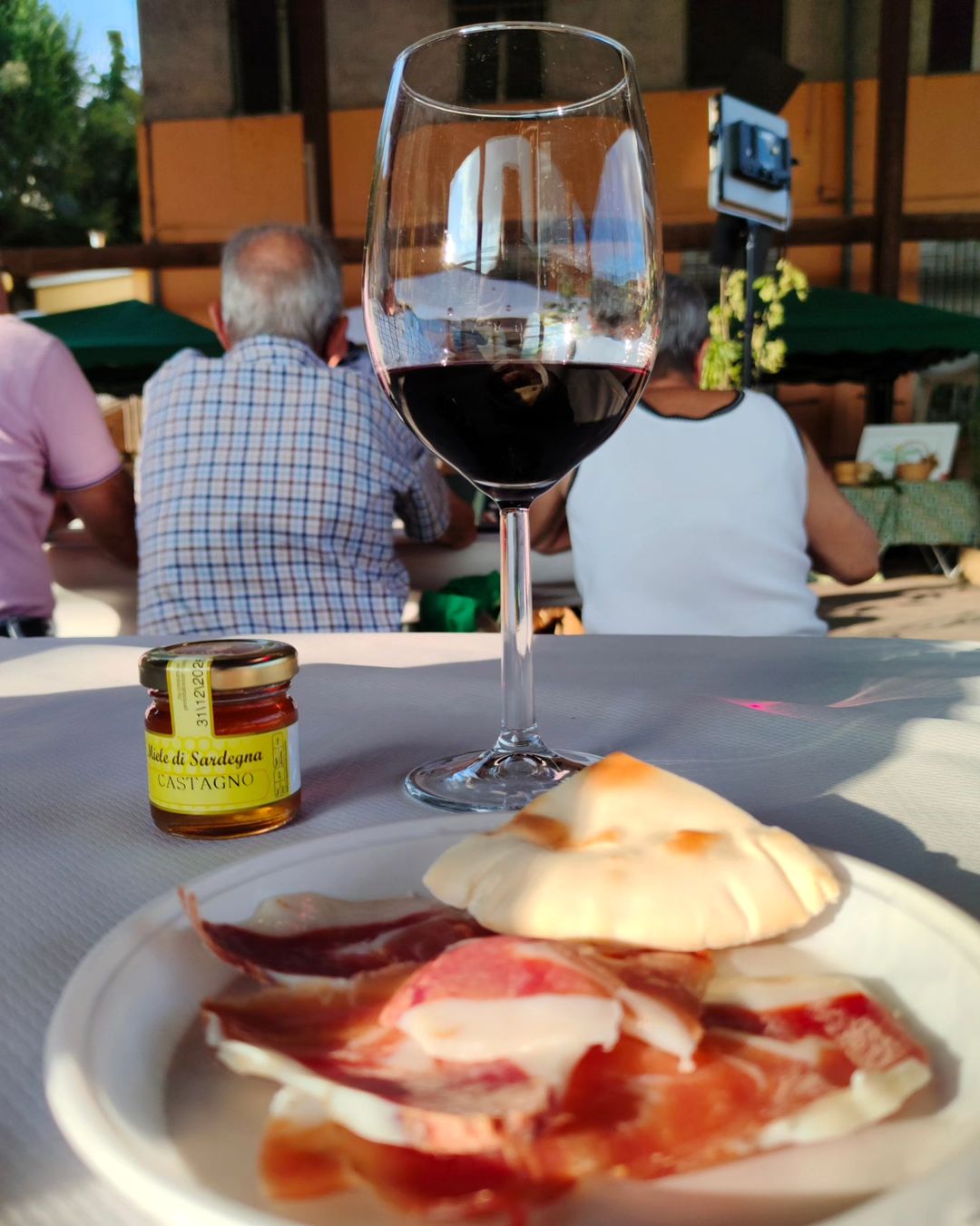 Degustazione del vino e del prosciutto